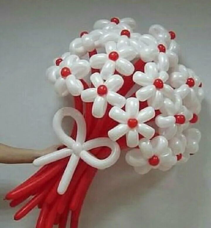Белые цветы из шаров. Букет из шаров. Цветы из воздушных шаров. Букет цветов из шариков. Сцеты из шаров.