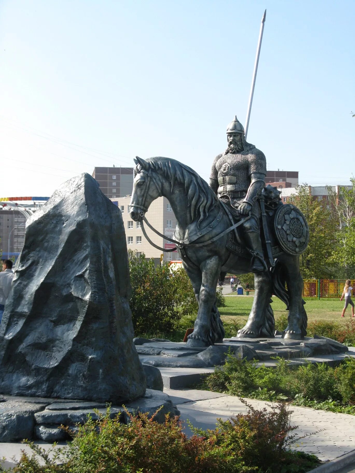 Богатырь москва. Футболки с русскими богатырями. Богатырь москва. Памятник илье муромцу в екатеринбурге. Богатырь колбасный комбинат.