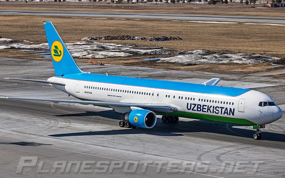 Пассажирский самолет в аэропорту. Пулково узбекистан. Uzbekistan airways запустила рейсы в оаэ. Пассажирский самолет на аэродроме. Пулково узбекистан.