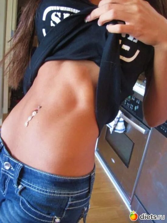 Goluzenkov, модель. девушки в топиках с поднятыми руками. девушка в белой футболке и джинсах. девушка в майке и джинсах. девушка сжала живот.