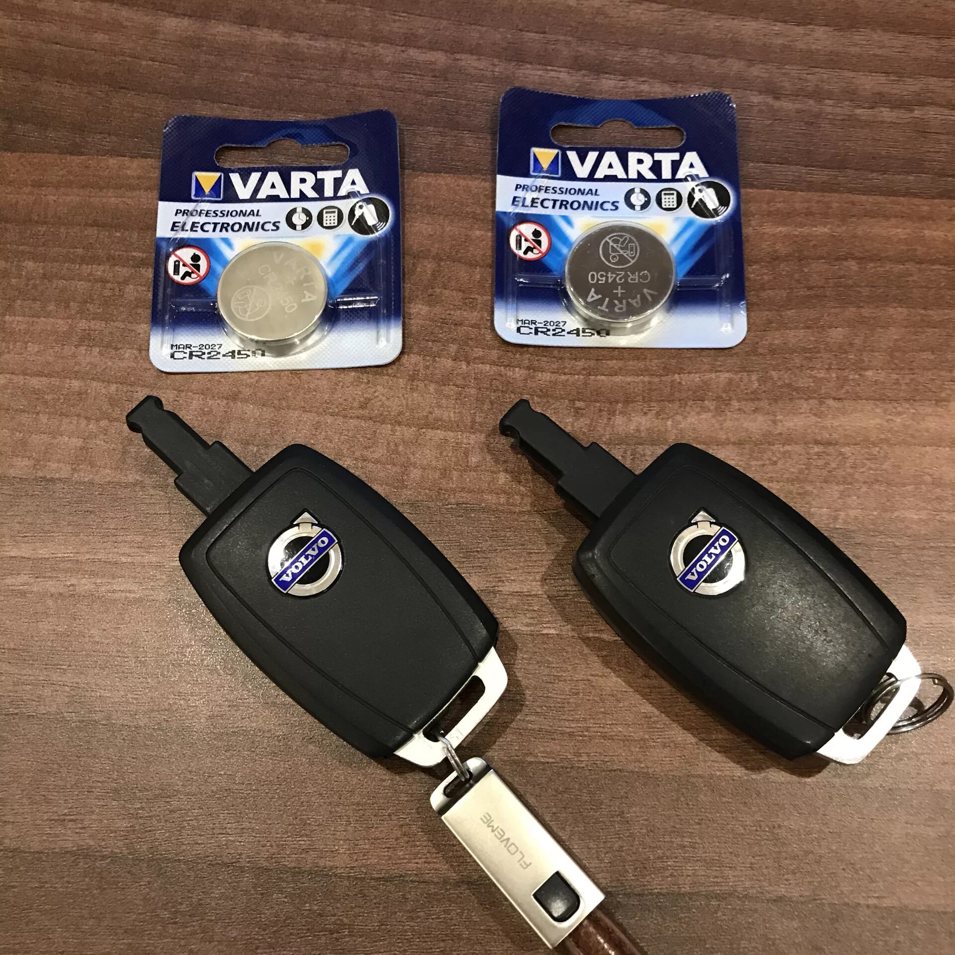 Батарейка в брелок вольво s80 1 поколение. Батарейка в пульте volvo s60. Балонный ключ на вольво s80. Батарейки для ключа volvo xc70. Батарейка в ключ вольво.