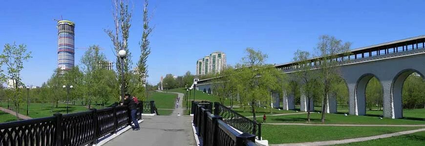 ростокино. ростокинский акведук парк летом. платформа ростокино ночью. эстакадный мост жд. ростокино москва.