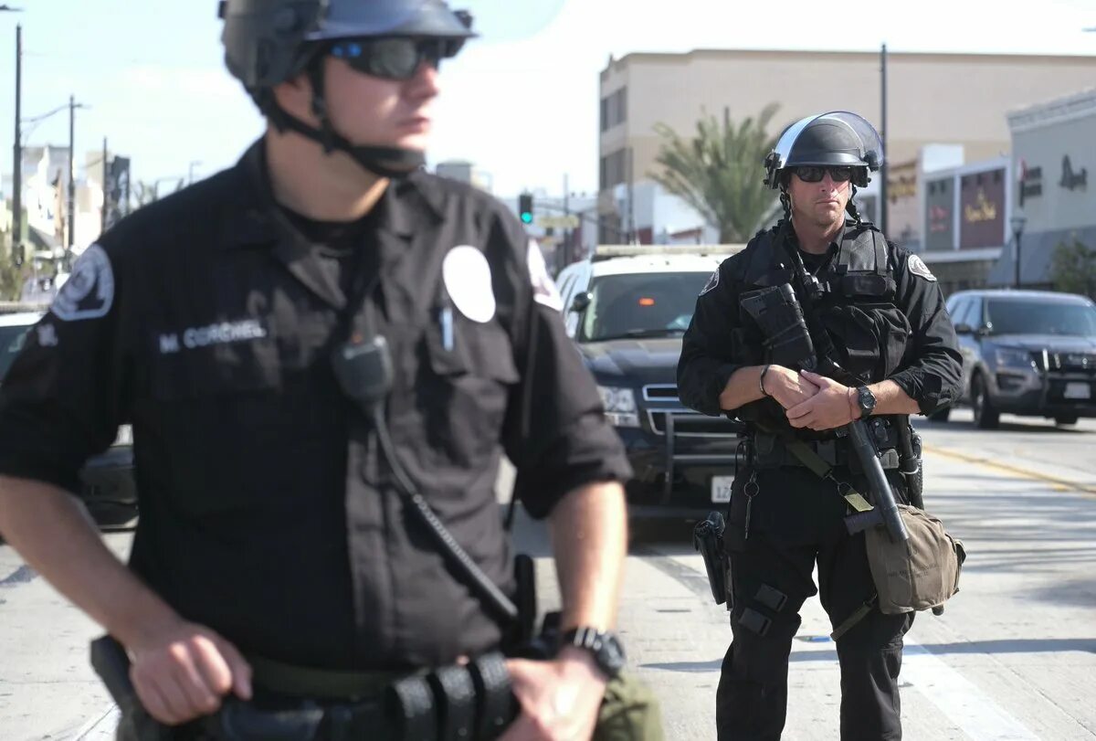 Стрельба из за угла. Убегает от полиции. Полицейский бежит. Бежит от полиции. Где скрыться от полиции.