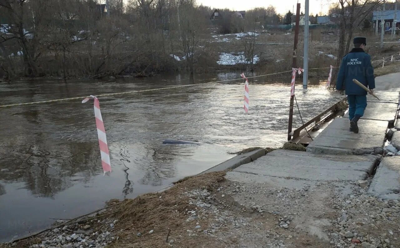 Паводок в калужской области сегодня. Половодье в Аграфенино Калужской. Половодье Калуга Ока. Разлив рек в Калужской области. Наводнение в Калужской области.