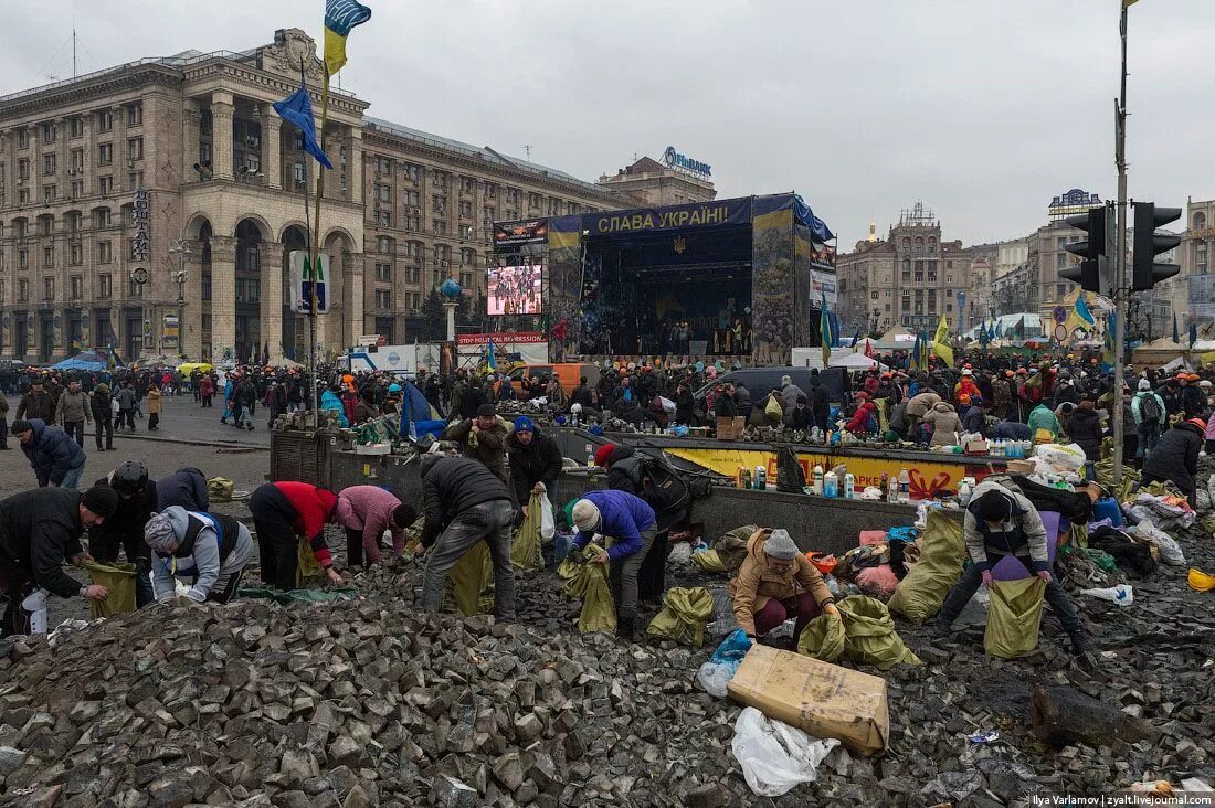 Сколько длился майдан. Киев площадь независимости Евромайдан. Майдан 2014 площадь независимости. Киев 2014. Площадь независимости Киев 2014.