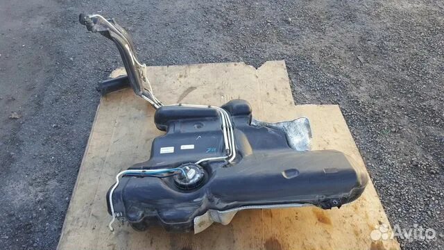 Фабия бензобак. Топливный бак фольксваген поло седан 14 года. Топливный бак фольксваген поло хэтчбек. Volkswagen polo бензобак. Топливный бак фольксваген поло.