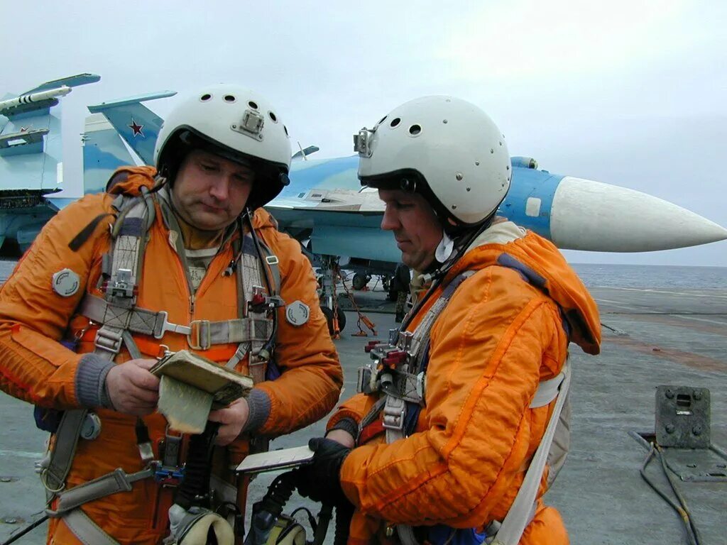 Форма лётчика морской авиации. Пилот море. Пилот море. Пилот море. Высотный морской спасательный комплект вмск-.