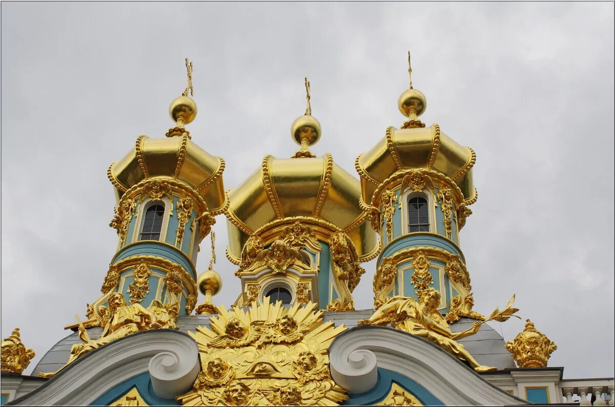 купола церквей с25куполом. золотая церковь город уральск казахстан. золотые купола московский храм преображения господня. храм с золотыми куполами павловск-пушкин. золотые купола храмов.