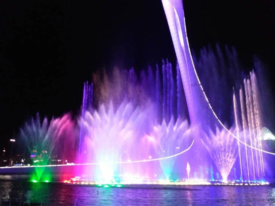 Поющие фонтаны время работы. Сочи парк фонтан. Фонтан Сочи Олимпийский парк. Фонтан в Сочи в Олимпийском парке. Поющие фонтаны Сочи красная Поляна.