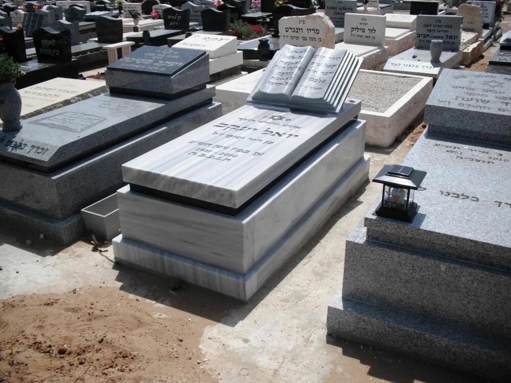 памятник могильный мрамор. плита гранитная 100х50 могильная. гранитная плита на могилу. памятники на могилу надгробные плиты. могильные памятники.