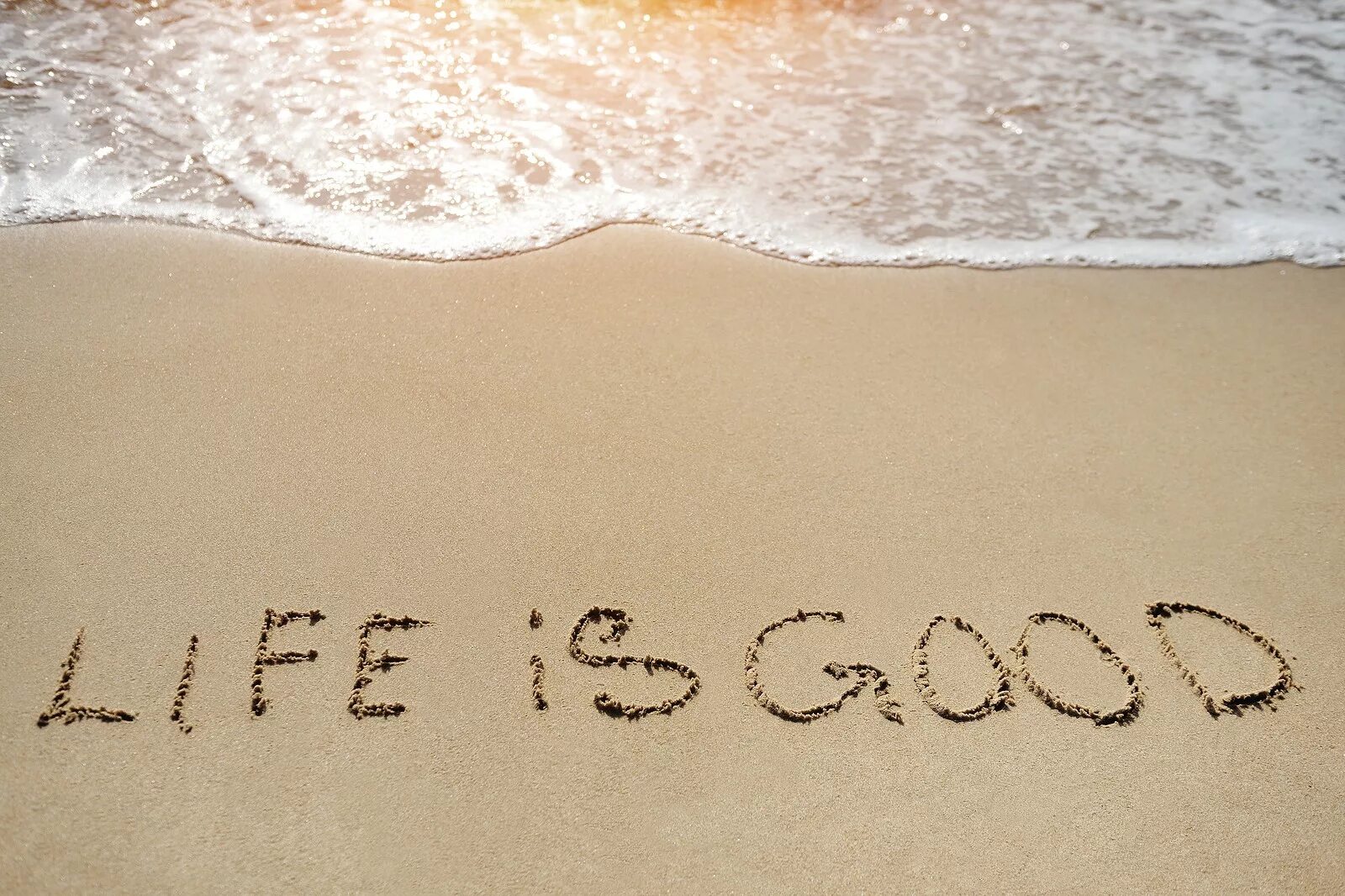 Life is good or bad. Жизнь прекрасна на песке. жизненные надписи на песке. life is good надпись. надпись жизнь море.