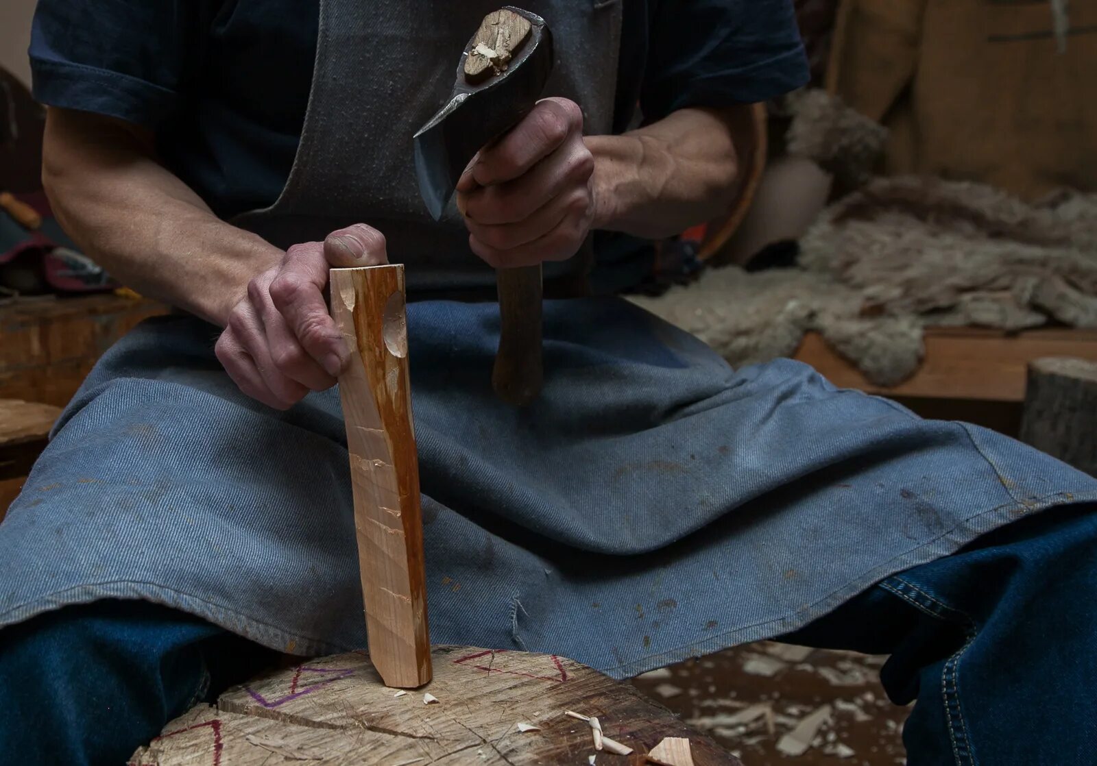 Изготовление баклуш. Палка для битья в старину. Заготовки для деревянных ложек Баклуши. Человек, бьющий по дереву. Увальная битья