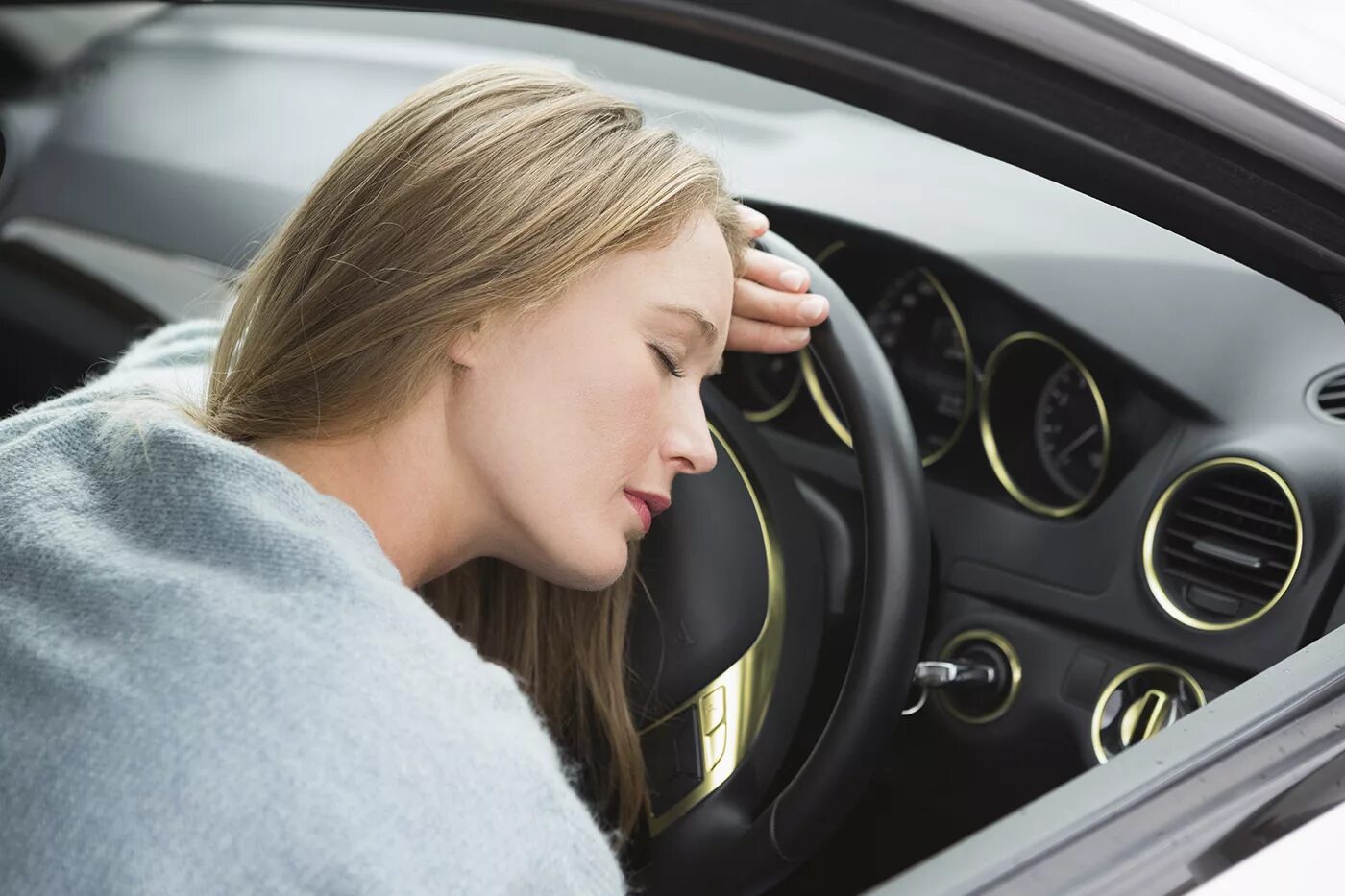 Drive a car sleep. Сонная девушка за рулем. Уставшая женщина в машине. Заснул за рулем.