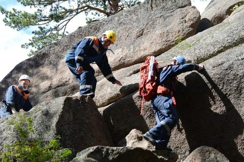 мост бессмертных горы тайшань, провинция шаньдун гора тайшань. человек разбившийся о скалы. камень упавший со скалы. разбился прыгнув со скалы. камень упавший со скалы.