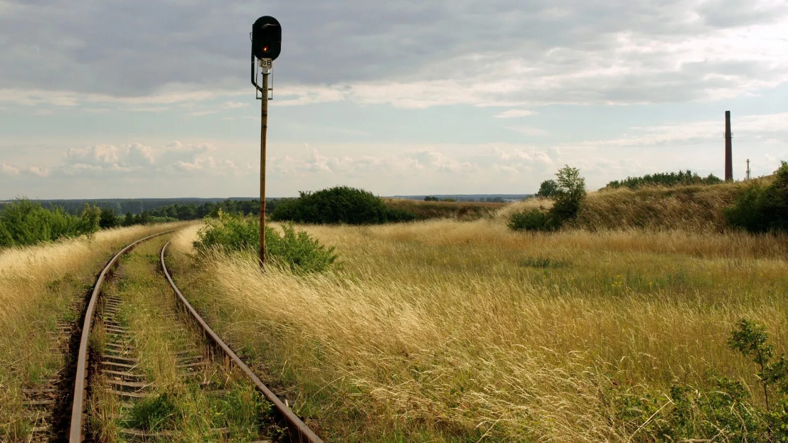 Железная дорога в степи. Рельсы в поле. Железная дорога в поле. Пейзаж с железной дорогой.