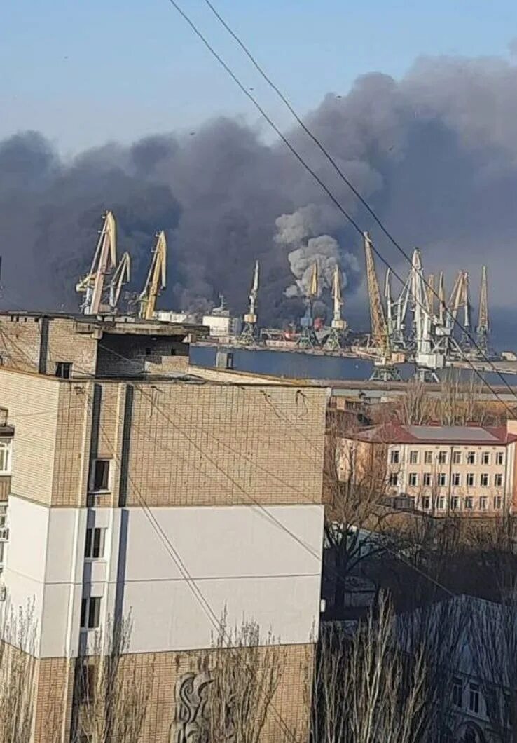Подбит десантный корабль сегодня. Взрыв в порту бердянск 2025. бдк орск. большой десантный корабль орск. бердянск большой десантный корабль орск.