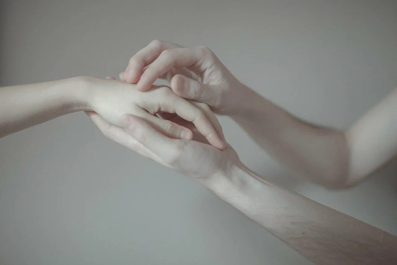 Болезненные прикосновения. Касание рук. Мужская рука. Прикосновение рук. Руки Эстетика.