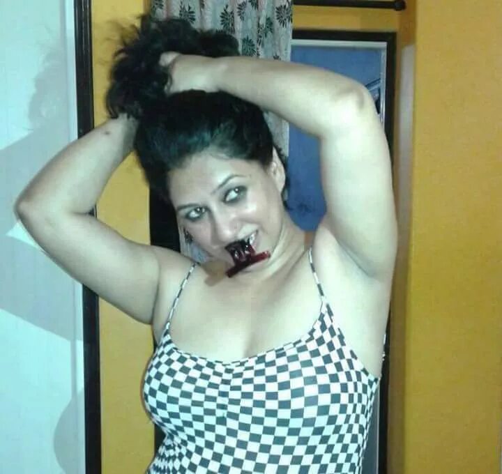 Собака лижет киску девочке. Девушка целует подмышку. Сандра буллок подмышки. Потные женские подмышки. Волосатые подмышки француженок.