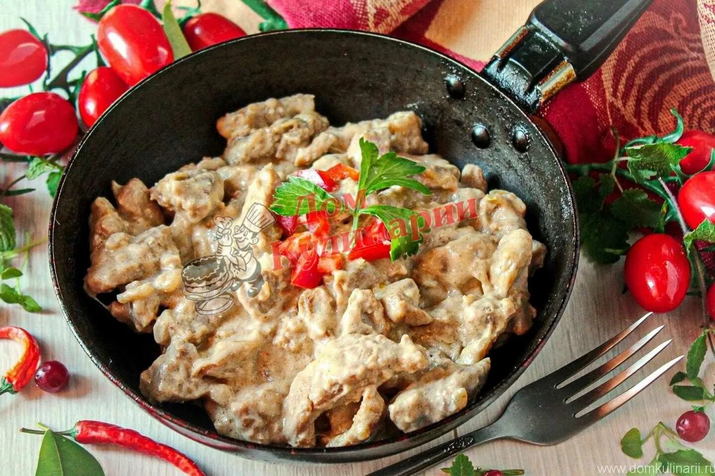 Бефстроганов из курицы на сковороде. Свинина тушеная в сметане. мясо тушеное в сметане. свинина в сметанном соусе. свинина в сметане на сковороде.