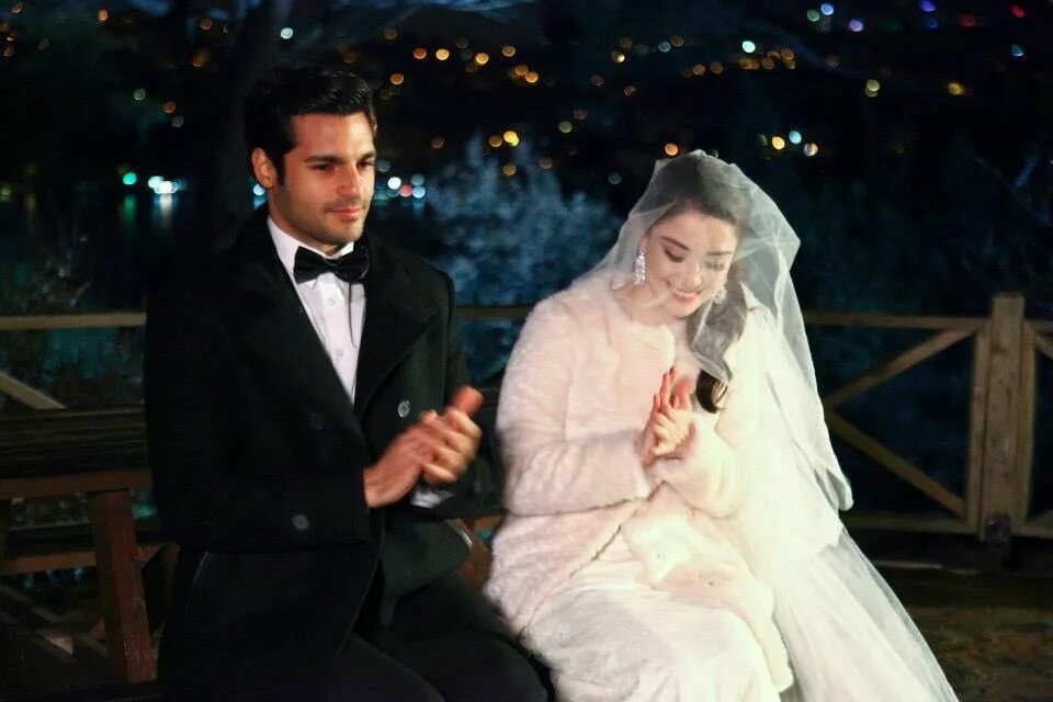 Эда выйдет замуж за дениза. Эда Йылдыз и Серкан Болат свадьба. Кираз Йылдыз. Эда Йылдыз и Кираз. Серкан Болат Иэда свадьба.