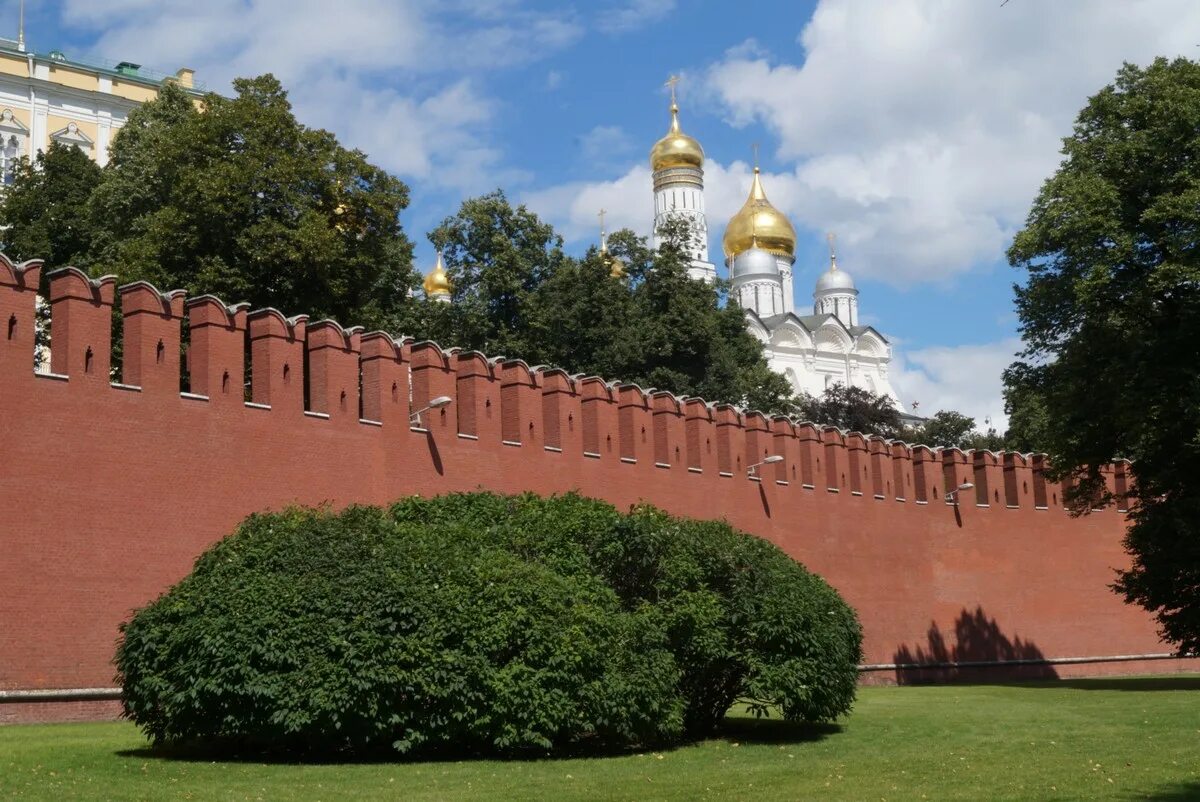 Кремль утром. Москва кремль утром. Стены древнего кремля. Кремль тучи. Кремль утром.