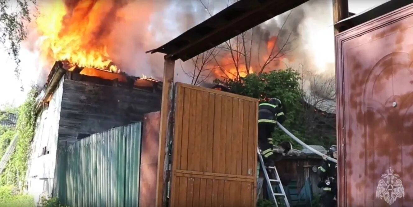 Тревога в орле сегодня. Сгоревший дом. Пожар сегодня. Горящее здание. Горит частный дом.