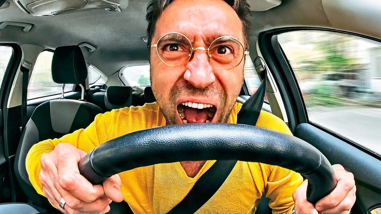 Мужчина едет за рулем. Перед рулю. Моргающая машина. Подросток за рулем. Перед рулю.