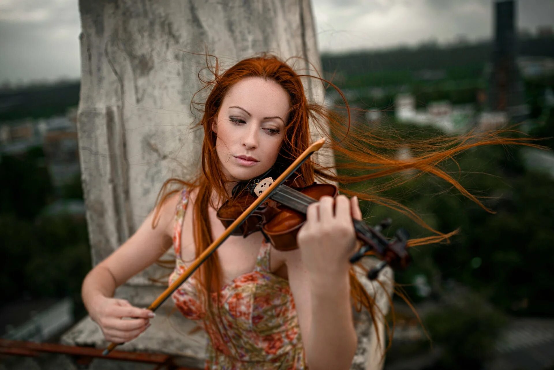 Женщина со скрипкой. Красивая девушка со скрипкой.