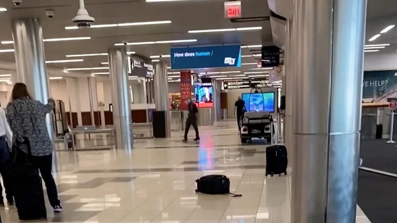 Что творится в аэропортах москвы сегодня. Что случилось в аэропорту в 31.20.15. Местро аэропорт что произошло. Что произошло в аэропорту ночью.