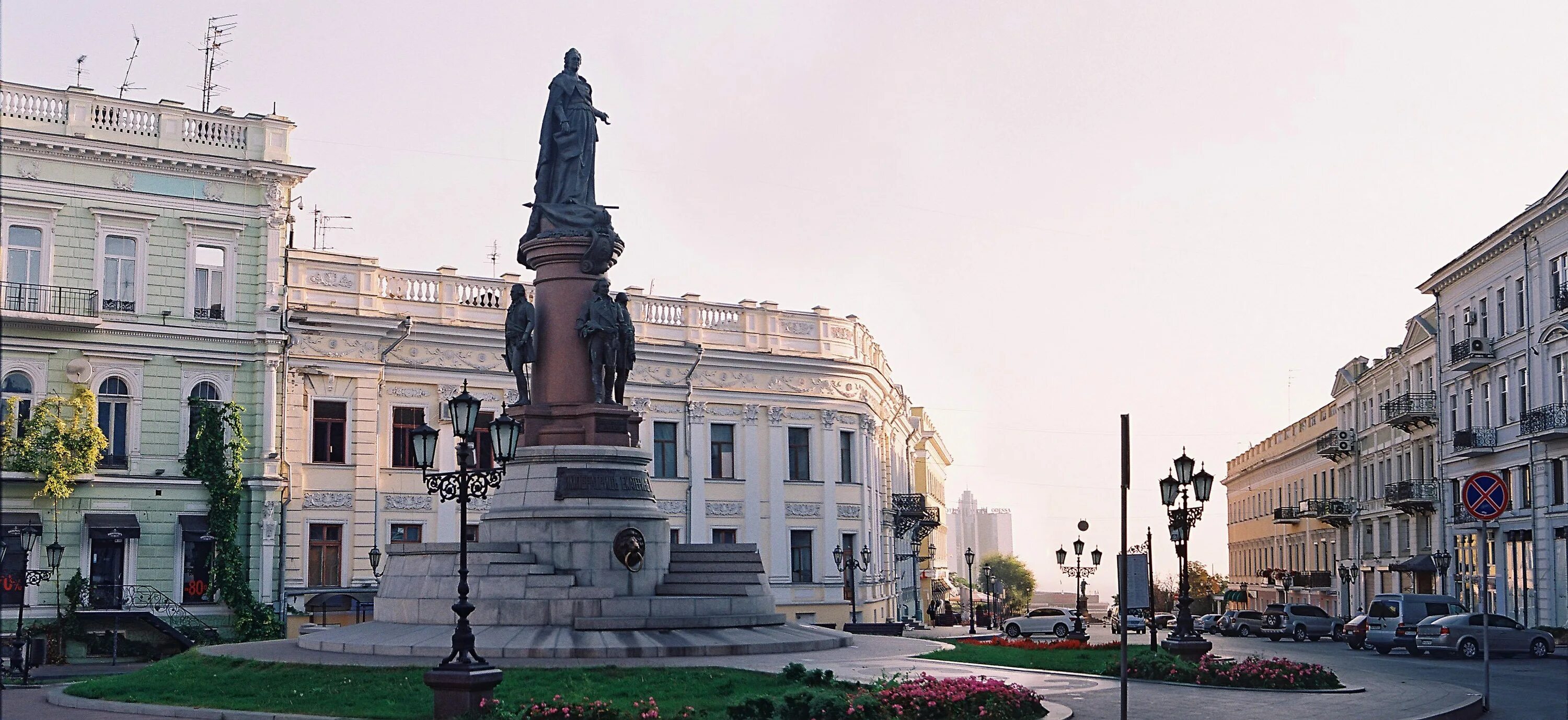 Одесса какая украина. Одесса памятник основателям Одессы. Памятник Екатерине 2 в Одессе. Памятник Екатерине в городе Одесса. Одесса центр города памятник.