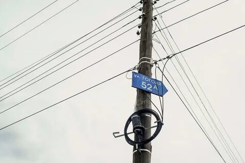 Интернет кабель на столбах