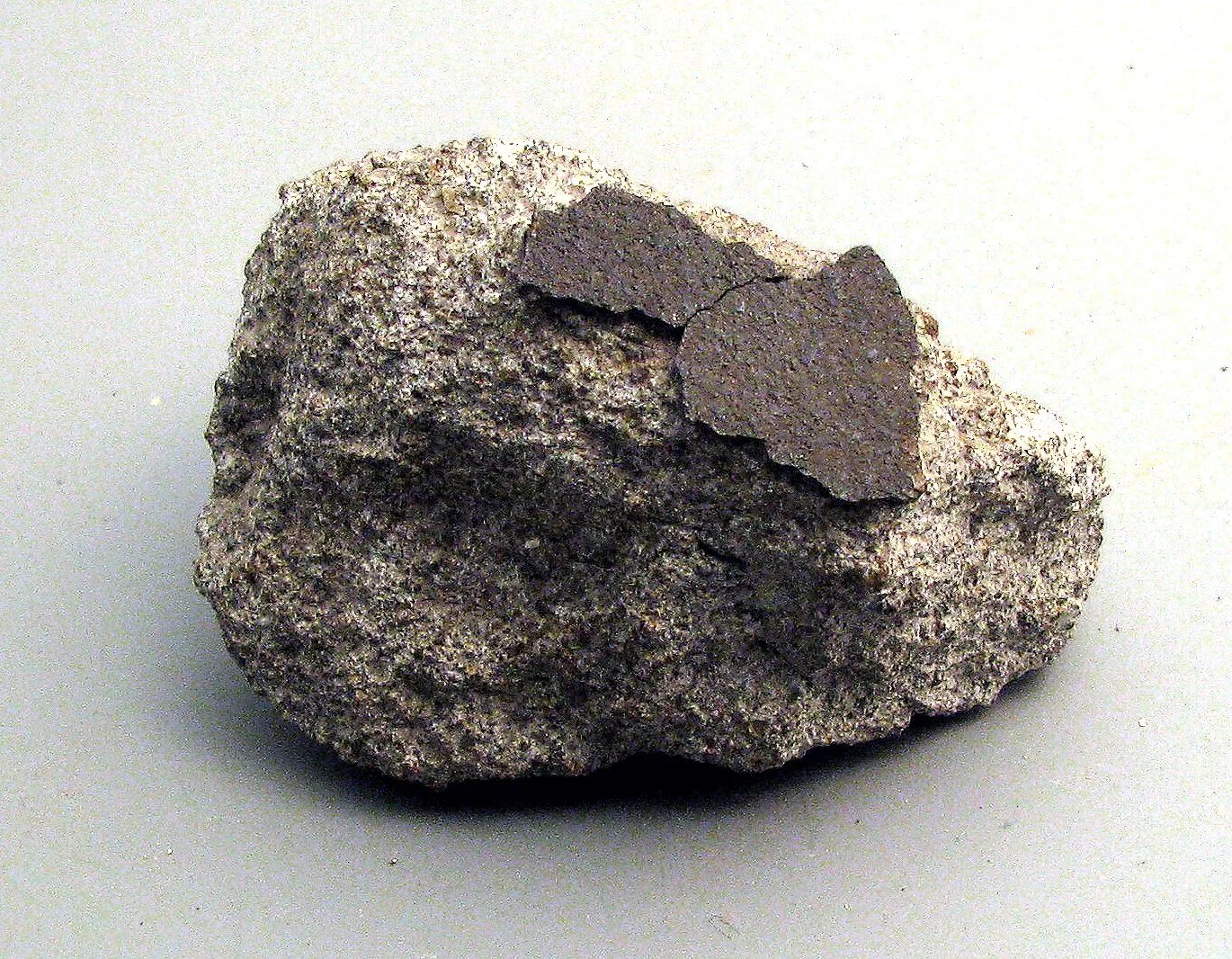 Ис ало. Метеориты каменные хондриты. Каменный метеорит хопдритах. Углистые хондриты метеориты. Энстатитовый хондрит.
