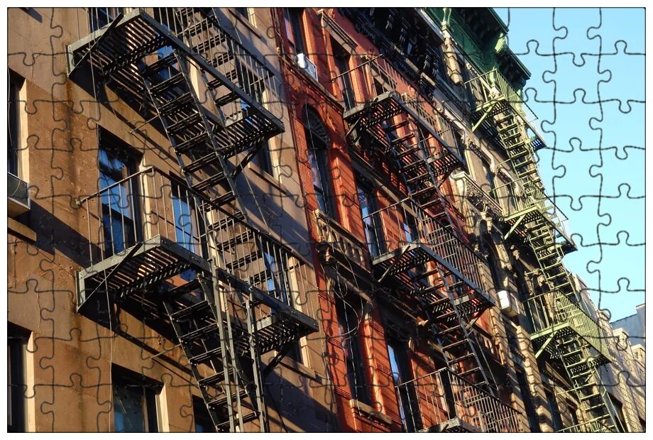 Дом с балконами многоэтажный. Дом с пожарной лестницей. Лестница пожарная на стену. Наружная лестница на фасаде. Здания нью йорка с пожарной лестницей.