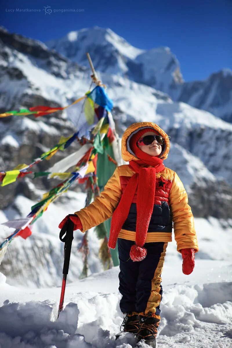 дети путешественники. путешествие маленьких девочек. маленькая путешественница. путешествия с детьми в горах. дети путешествуют.