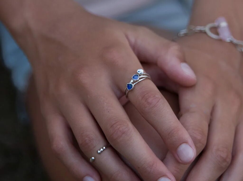Почему почернели золотые кольца. Серебряные кольца на пальцах. Серебряное обручальное кольцо на пальце. Серебряное кольцо потемнело. Потемневшее кольцо.