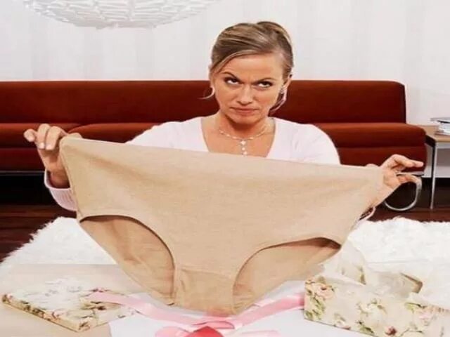 Стринги на девушках. Надевает стринги. Шутки про стринги. Женские трусики с дырочкой. Почему вредно носить стринги.