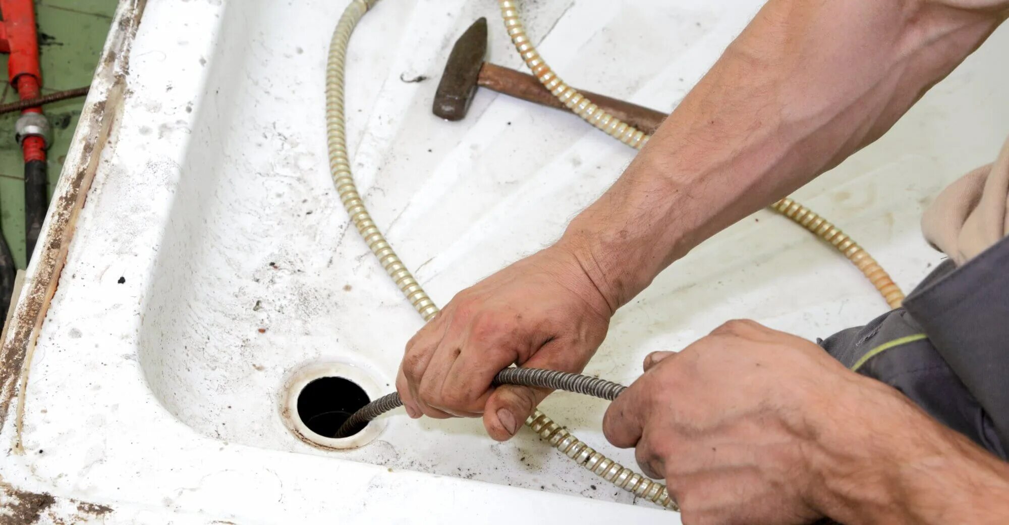 Как прочистить засор в канализационной трубе тросом. Засор канализации в частном доме устранение. Прочистка засора канализации в частном доме. Засор в трубе. Засор канализации в частном доме.