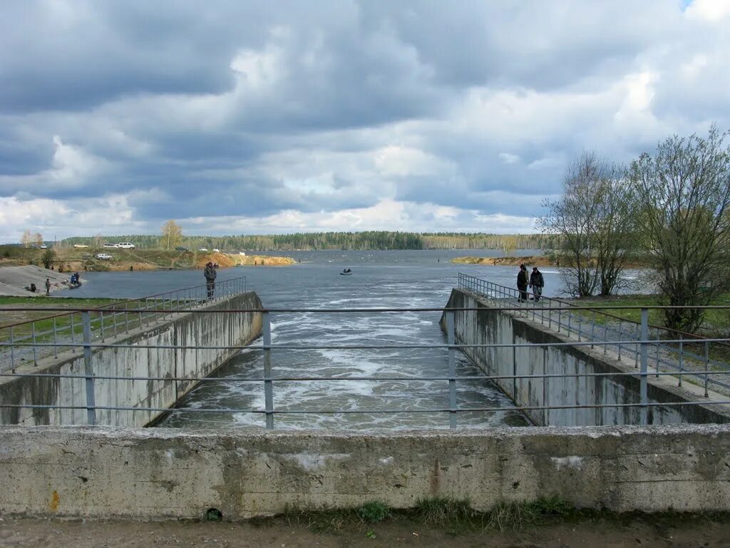 Сброс воды десногорское. Водохранилище Десногорск. Троянов сброс Десногорск. Троян Десногорск. Десногорское водохранилище Трояновский сброс.