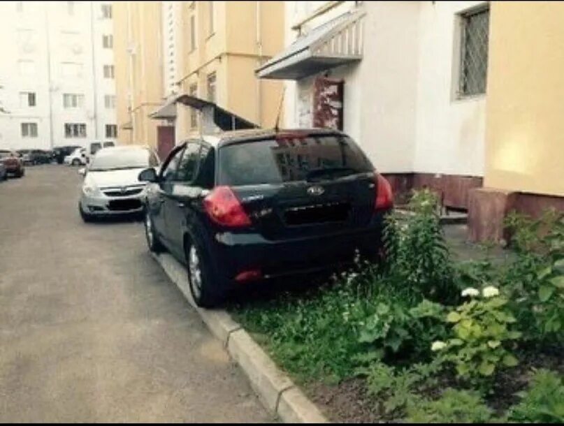 Штраф парковка газон юр лицо. Припарковался у подъезда. парковка на клумбе. штраф за парковку на газоне. парковка на газоне запрещена.