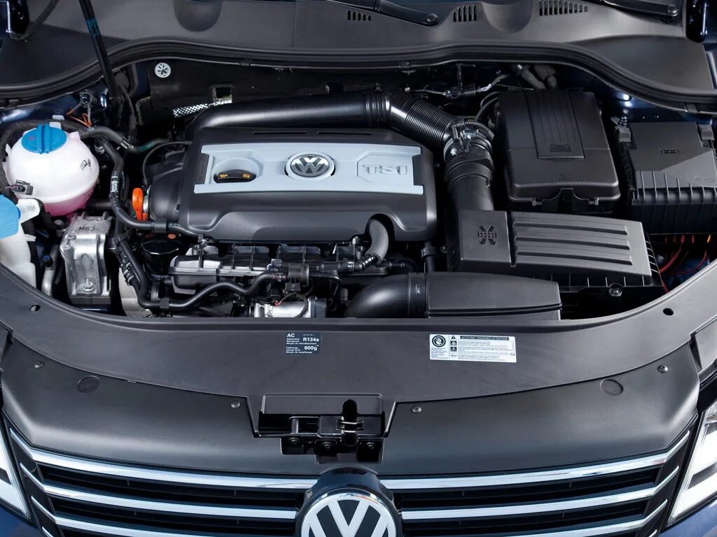 Пассат б7 какие двигатели. Vw passat b7 мотор. volkswagen passat 2012 под капотом. vw passat b7 1.4 tsi мотор. фольксваген пассат в7 двигатель.