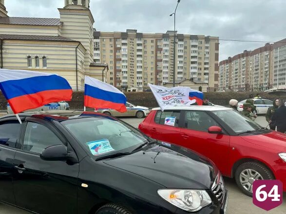 В международном автопробеге участвовало 350 машин. Флагшток на автомобиль. Автопробег 2023. Флаг на машине. Автопробег Саратов.