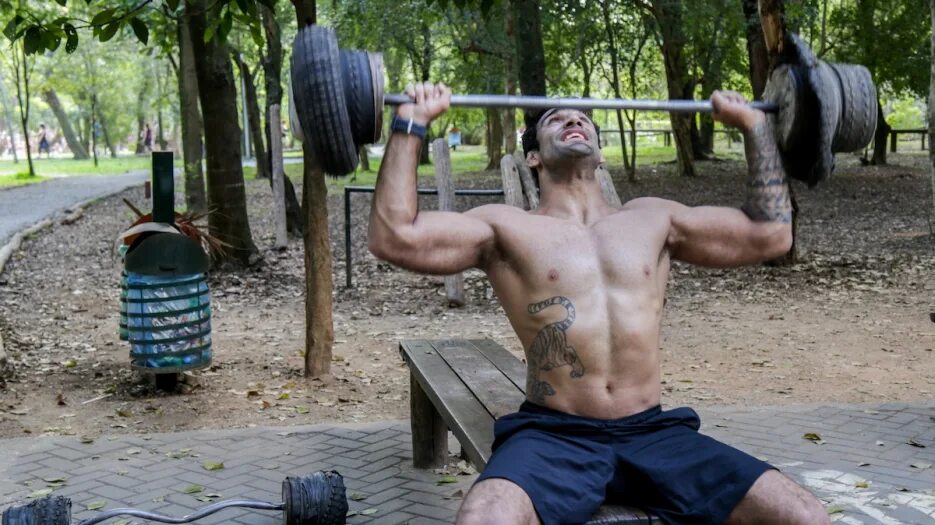 Воркаут на рельсе. Andre Galvao strength Workout. Парнишка на рельсах торс. Brotherhood Leandro lo.
