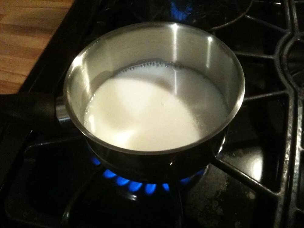 Кипящая смесь. Молоко в кастрюле. Молоко в сотейнике. Подогреть молоко в сотейнике. Кипяченое молоко.