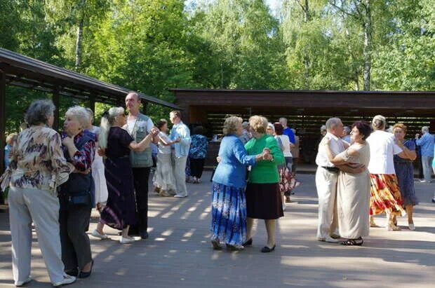 Лианозово часы. Парк Лианозовский Танцплощадка. Танцплощадка парк Сокольники Сокольники для пенсионеров. Лианозовский парк танцпол. Танцплощадка в парке Останкино.