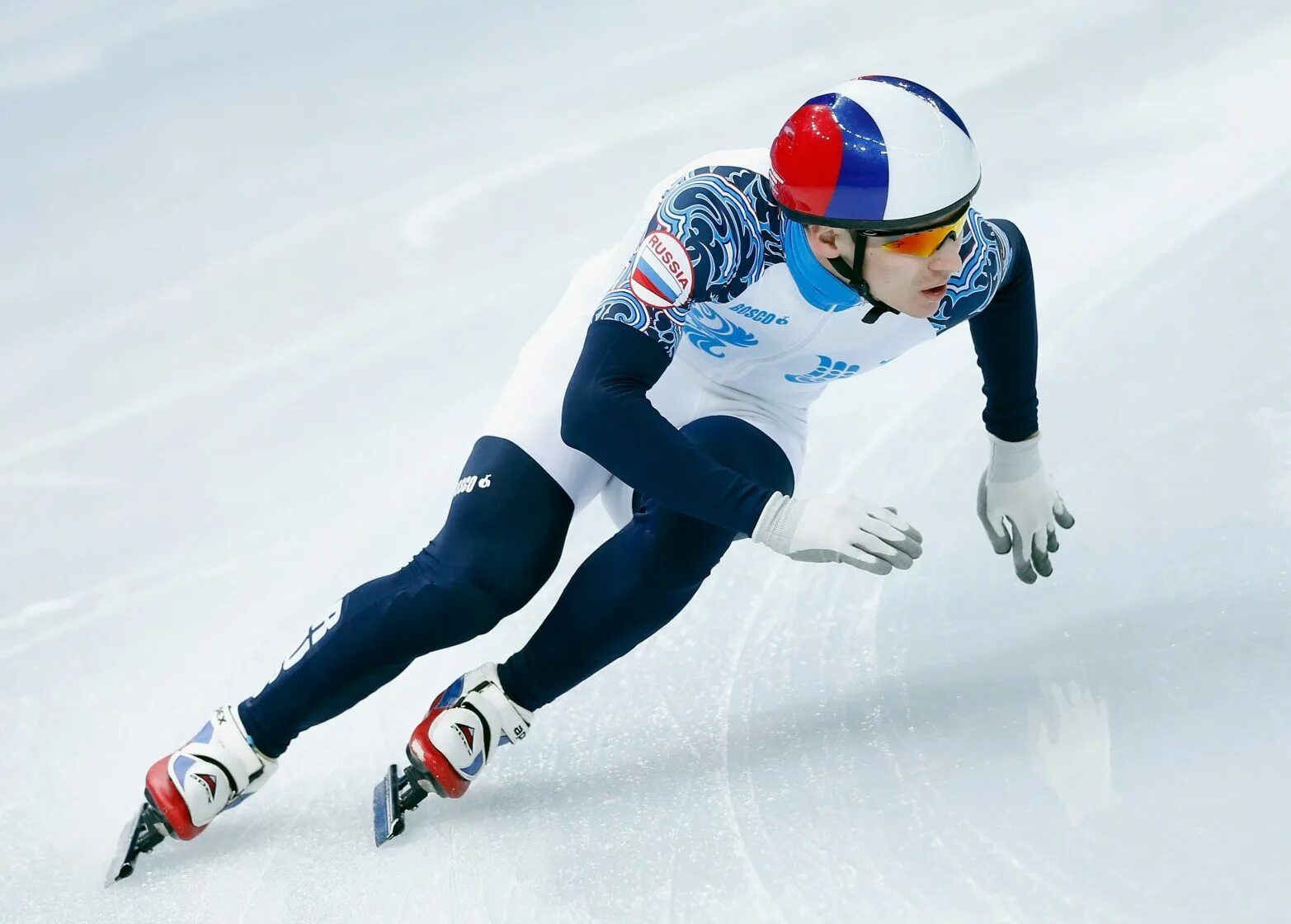 В соревнованиях по зимним видам спорта принимают. Руслан Захаров шорт-трек. Конькобежный спорт шорт трек. Что такое шорт-трек в спорте. Конькобежный вид спорта шорт трек.