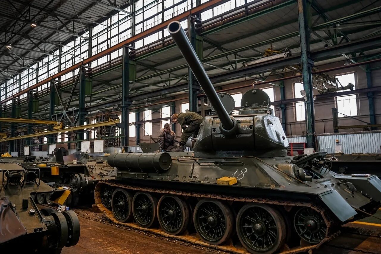 Работа на танковом заводе. Танк т 34 уралвагонзавод нижний тагил. Бтрз стрельна. Омсктрансмаш т-80бвм. Работа на танковом заводе.