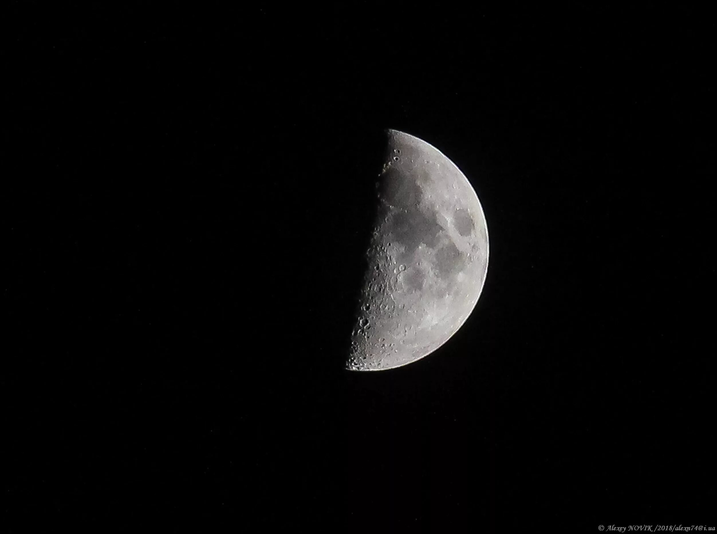 3 четверть луны. Последняя четверть убывающей луны. Фаза луны последняя четверть. Первая четверть луны. Первая четверть луны.