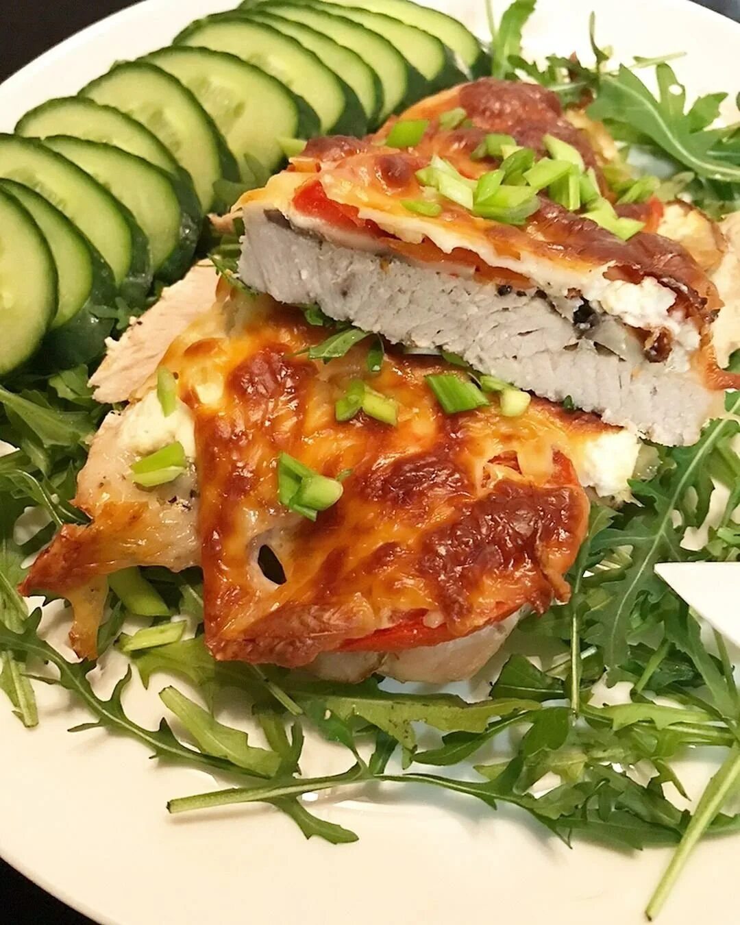 Филе индейки с помидорами и сыром. Индейка с помидорами и сыром в духовке. Куриное филе под шубой в духовке. Индейка запеченная под сыром. Филе индейки под сыром.