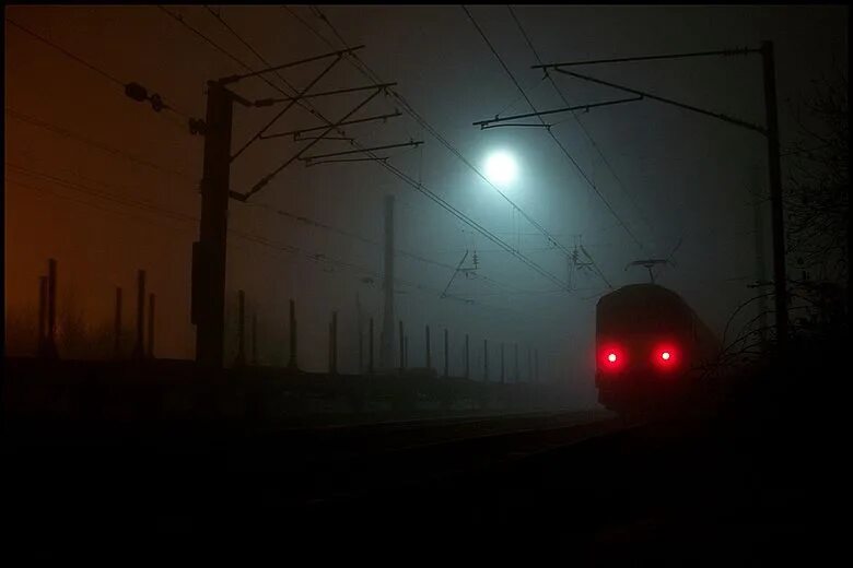 Поезд в темноте. Ночной поезд. Поезд ночью. Железная дорога ночью. Поезд ночью в лесу.