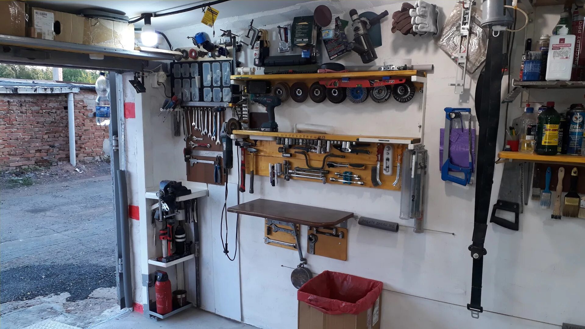 Обустройства гаража изнутри. Система стеллажей для гаража. Гараж внутри. Гаражные системы хранения. Оснащение гаража.